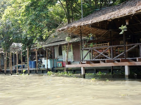 タイ・水上高床式住宅風景